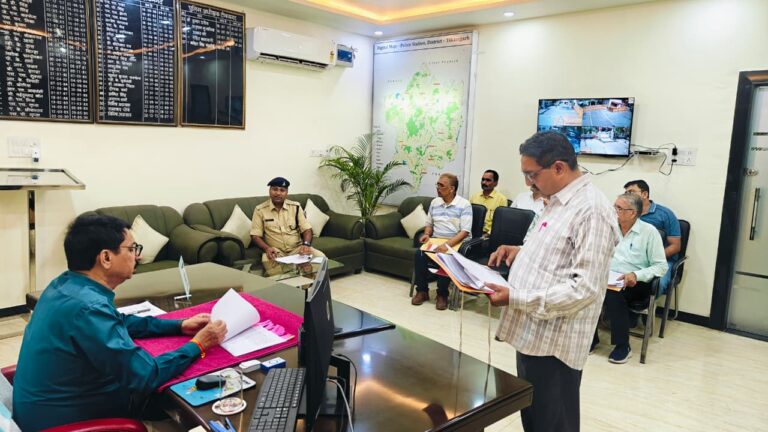 एसपी मनोहर सिंह मंडलोई ने पुलिस कार्यालय की शाखाओं के कार्यों की प्रगति की विस्तृत समीक्षा की लंबित प्रकरणों के समयबद्ध निराकरण हेतु अधिकारियों को दिए स्पष्ट दिशा-निर्देश