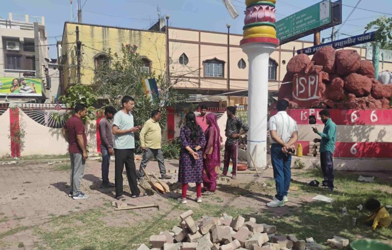 स्वच्छता सर्वेक्षण के तहत नगर पालिका का प्रातःकालीन निरीक्षण अभियान कर्माबाई मार्केट और महावीर पार्क की सफाई व्यवस्था का लिया जायजा