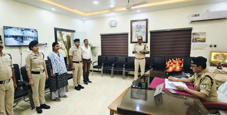 एसपी मनोहर सिंह मंडलोई ने पुलिस कर्मियों की समस्याएं सुनीं, संवेदनशीलता के साथ दिए त्वरित समाधान