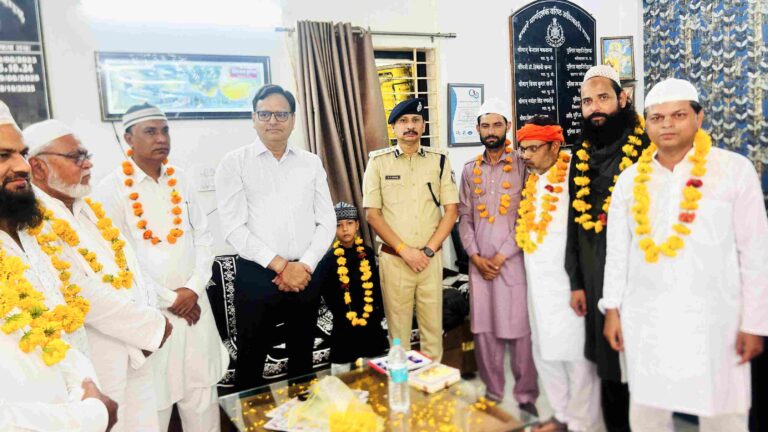 पुलिस अधीक्षक मनोहर सिंह मंडलोई एवं कलेक्टर विवेक श्रोतीय ने ईद-उल-अजहा पर्व पर मुस्लिम धर्मावलंबियों को दी शुभकामनाएँ,शहर की सुरक्षा व्यवस्था का लिया जायजा