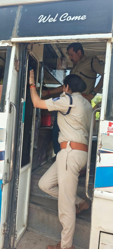 नर्मदापुरम पुलिस की बड़ी कार्रवाई: विशेष अभियान में 125 से अधिक यात्री बसों की जांच, 47 के कटे चालान, वसूला भारी जुर्माना I