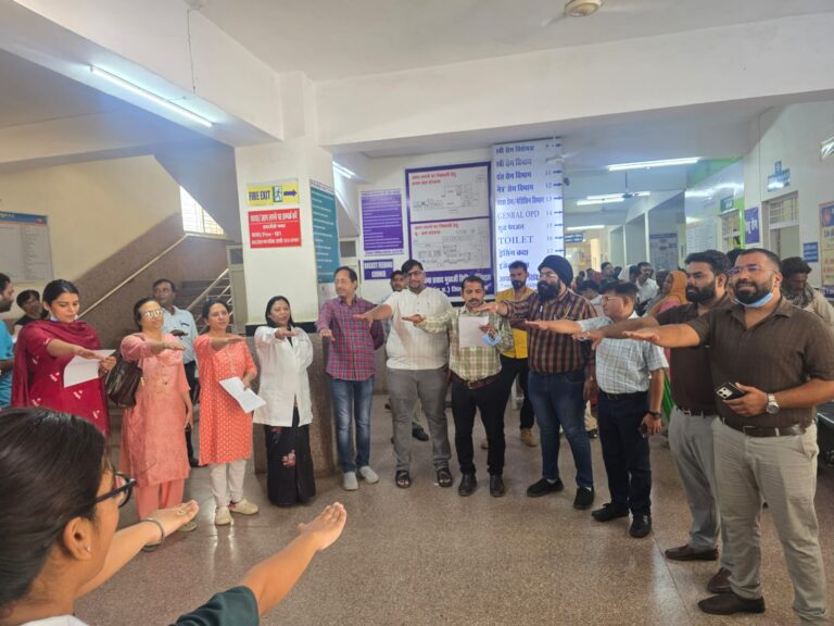 विश्व तंबाकू निषेध दिवस: डॉ. श्यामा प्रसाद मुखर्जी सिविल अस्पताल इटारसी में तंबाकू-मुक्त परिसर हेतु दिलाई गई शपथ, उल्लंघन पर लगेगा 200 रुपये जुर्माना I