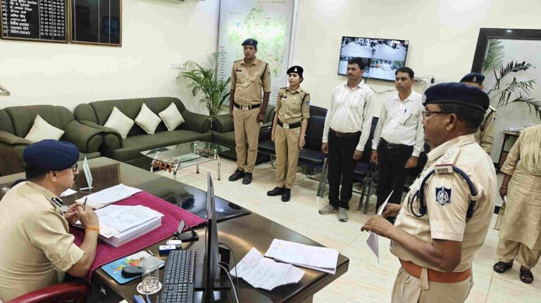 कर्मचारी कल्याण को मिली प्राथमिकता, एसपी मनोहर सिंह मंडलोई ने सुनीं पुलिसकर्मियों की समस्याएं, त्वरित निराकरण के दिए निर्देश