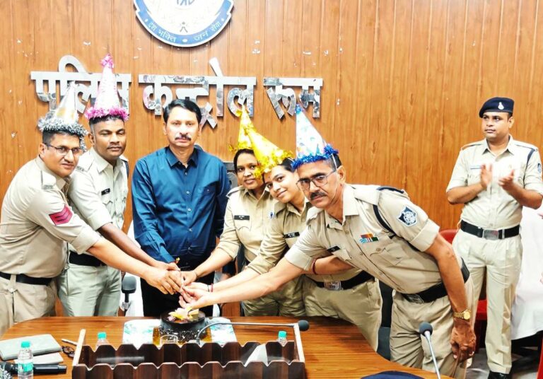 आरक्षकों एवं नवीन पदोन्नत प्रधान आरक्षकों के साथ एसपी मनोहर सिंह मंडलोई ने की संवादात्मक बैठक, 05 पुलिसकर्मियों का जन्मदिवस मनाकर बढ़ाया उत्साह एवं मनोबल