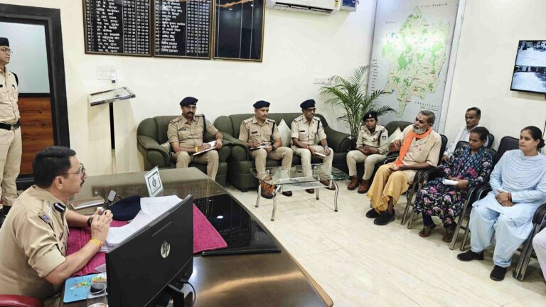 जनसंवाद से सशक्त हो रहा भरोसा : एसपी मनोहर सिंह मंडलोई की पहल से नागरिकों को मिल रहा संवेदनशील एवं सम्मानजनक समाधान हर समस्या केवल आवेदन नहीं, बल्कि एक नागरिक की अपेक्षा है — पुलिस अधीक्षक