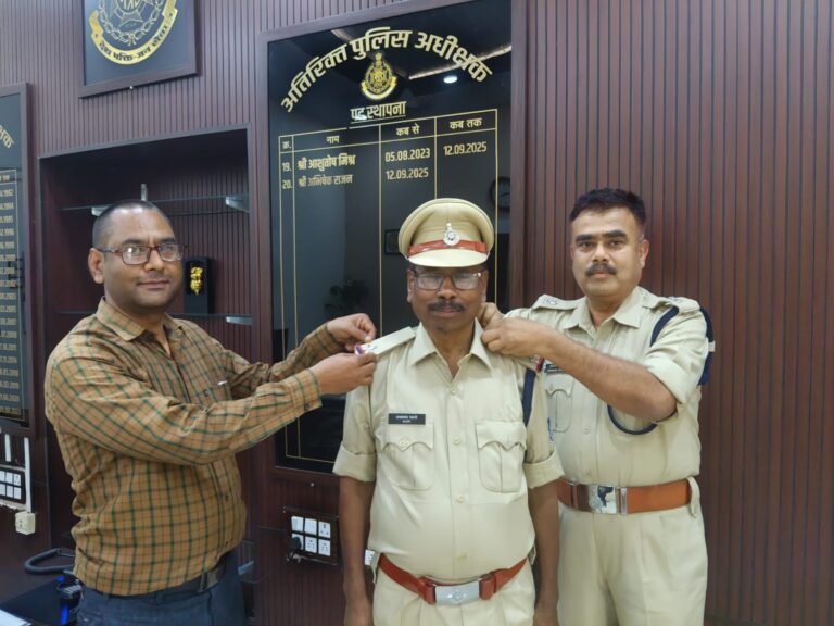 31 वर्षों की निष्ठा का मिला सम्मान: प्रधान आरक्षक श्यामराव पान्से बने कार्यवाहक एएसआई, एडिशनल एसपी ने लगाए स्टार l