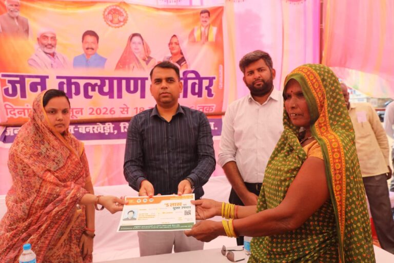 पलिया पिपरिया में जनकल्याण शिविर बना समाधान का मंच: कलेक्टर सोमेश मिश्रा ने मौके पर किया समस्याओं का निपटारा l