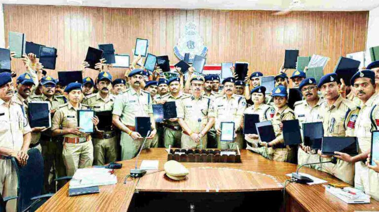 अपराध विवेचना को मिलेगी तकनीकी मजबूती, टीकमगढ़ पुलिस के 78 विवेचकों को मिले अत्याधुनिक टेबलेट पुलिस अधीक्षक ने किया वितरण, सीसीटीएनएस एवं डिजिटल विवेचना का दिया प्रशिक्षण