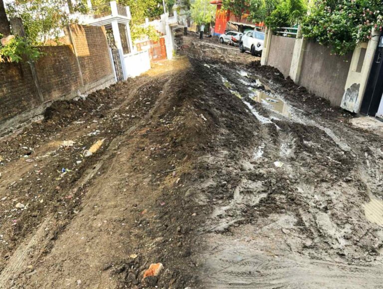 सुभाष पुरम अस्पताल के सामने सीवर लाइन का काम अधूरा, बरसात में कीचड़ से मोहल्ले में निकलना दूभर