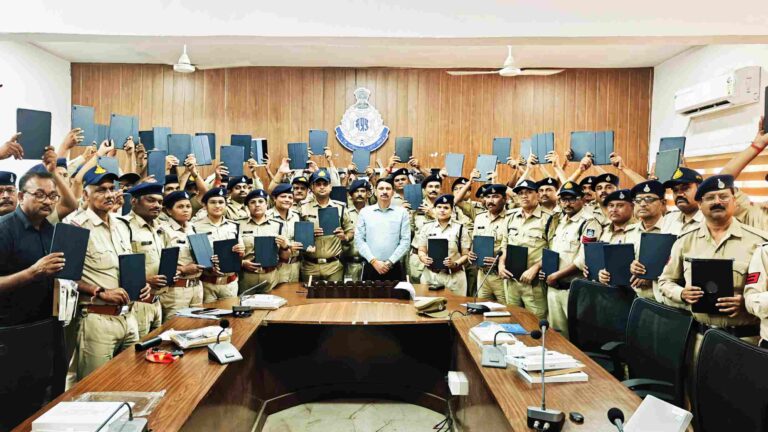 अपराध अनुसंधान में तकनीक का नया अध्याय पुलिस अधीक्षक मनोहर सिंह मंडलोई ने 54 विवेचना अधिकारियों को वितरित किए अत्याधुनिक टेबलेट