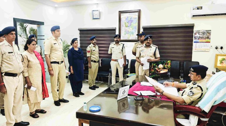 कर्मचारी कल्याण को सर्वोच्च प्राथमिकता : एसपी मनोहर सिंह मंडलोई ने सुनीं पुलिसकर्मियों की समस्याए बीमार बच्चे के उपचार हेतु पुलिसकर्मी को मिला आवश्यक अवकाश एवं प्रशासनिक सहयोग का भरोसा