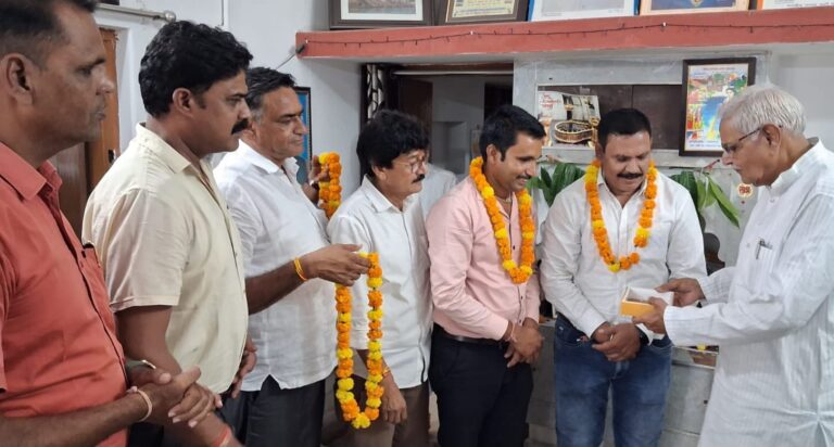 विधायक डॉ सीतासरन शर्मा ने किसान मोर्चा के समस्त पदाधिकारियो को पुष्पामलाए पहनाकर बधाई शुभकामनायें दी