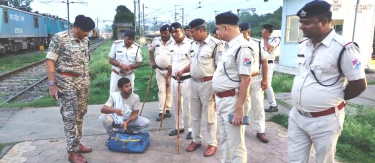 इटारसी स्टेशन पर GRP और RPF का बड़ा एक्शन: ट्रेनों और प्लेटफॉर्म से 30 संदिग्ध दबोचे, अवैध वेंडरों पर भी गिरी गाज I