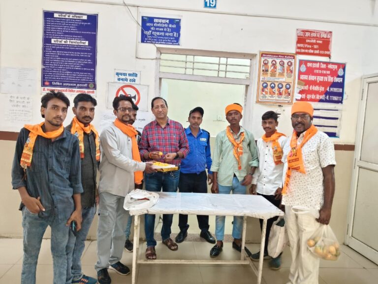 हिंदू महाशक्ति संघ ने फल व मिष्ठान बांटकर मनाया अपना स्थापना दिवस, अस्पताल और वृद्धाश्रम में भी किया वितरण I