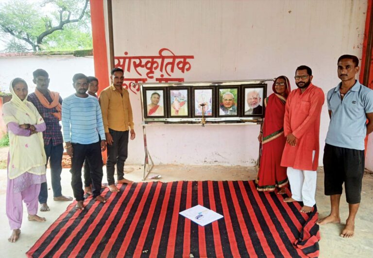 केशवगढ़ में ग्राम सभा का आयोजन विकास कार्यों और शासन की योजनाओं पर हुई चर्चा, सरपंच ने किया दीप प्रज्वलन वित्त आयोग और टैक्स जमा करने को लेकर ग्रामीणों को किया जागरूक