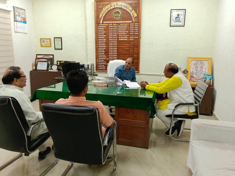आज भाजपा किसान मोर्चा जिला अध्यक्ष सुरेश पटेल ने डीडीए (उप संचालक कृषि विकास) अधिकारी जी से सौजन्य भेंट कर किसानों की विभिन्न समस्याओं एवं कृषि व्यवस्थाओं को लेकर विस्तृत चर्चा की।
