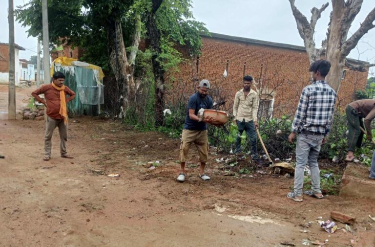 तहसीलदार के निर्देश पर केशवगढ़ में चला स्वच्छता अभियान, बाजार की हुई सफाई सरपंच प्रतिनिधि पुष्पेंद्र जैन ने मजदूरों के साथ कराई साफ-सफाई, खरपतवार पर कराया दवा का छिड़काव
