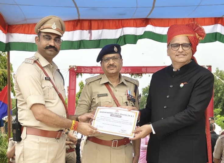कलेक्टर-एसपी ने थाना प्रभारी को किया सम्मानित बोले- बालिका सुरक्षा में ऐसी ही संवेदनशीलता से काम करे पुलिस, रवि भूषण पाठक ने जताया आभार
