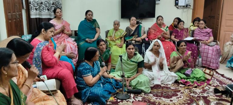 इटारसी में भक्तिभाव से मनाया गया सावन झूलोत्सव, चांदी के झूले में विराजे श्रीराधा-कृष्ण I