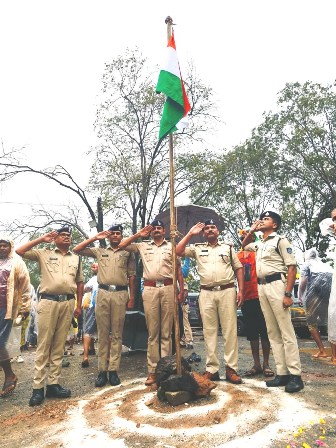 “नागद्वारी मेला” ( में देशभक्ति का अभूतपूर्व संगम: पचमढ़ी की जलगली में पुलिसकर्मियों व कर्मचारियों ने फहराया तिरंगा, गूंजे भारत माता के जयकारे I