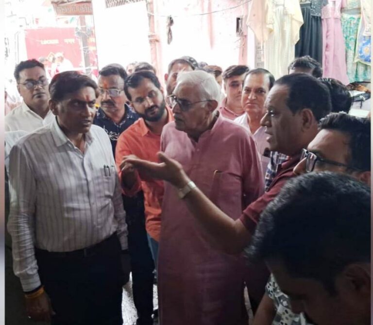 जवाहर बाजार में आगजनी के बाद पहुंचे जनप्रतिनिधि, विद्युत व्यवस्था सुधारने जल्द होगी बैठक I