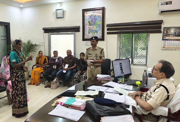 पुलिस अधीक्षक ने जनसुनवाई में सुनी नागरिकों की समस्याएं, जिले के सभी थानों और चौकियों में लगे शिविर महिलाओं और बुजुर्गों की शिकायतों को प्राथमिकता पर निराकरण के निर्देश