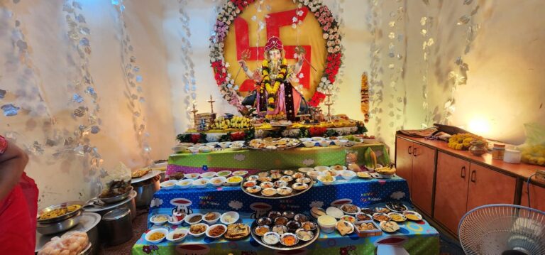वृंदावन बिहार कॉलोनी में आटे के दीयों से रोशन हुआ गजानन का दरबार: महाआरती में उमड़ी श्रद्धालुओं की भीड़ I