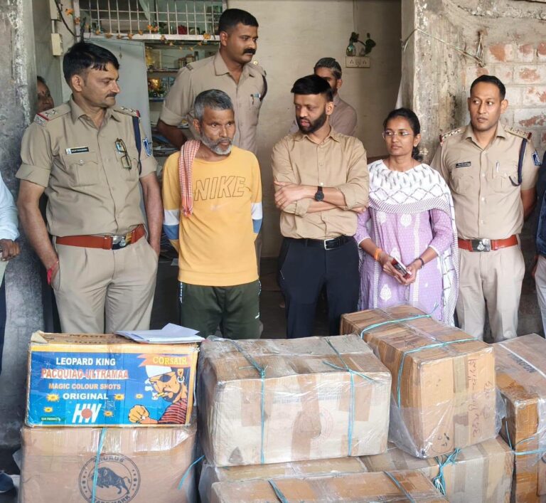 आवासीय क्षेत्र में अवैध रूप से रखी पटाखों की 8 पेटियां जब्त कलेक्टर के सख्त निर्देश पर एसडीएम और जिला प्रशासन की बड़ी कार्रवाई; आगामी त्योहारों के मद्देनजर निगरानी तेज